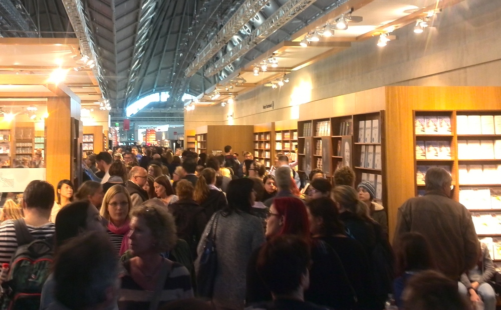 Menschen auf der Buchmesse