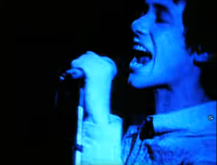 Szene aus dem Musikvideo "The Riverboat Song" von Ocean Colour Scene
